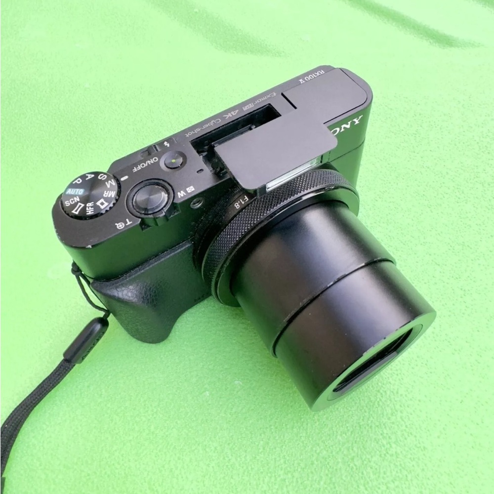 Sony Cybershot RX100 V with 7 batteries/carying case